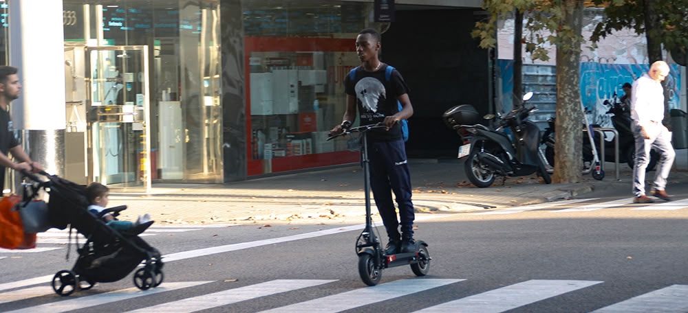 Foto portada: usuàris de patinets elèctrics. Autora: Lucia Marin.