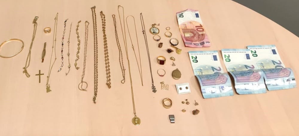 Joies i diners que el lladre duia a sobre. Autor: Mossos. 