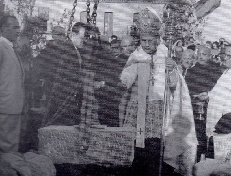 El bisbe Modrego beneint la primera pedra del Colegio San Francisco.