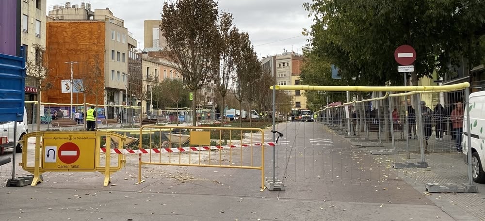 Foto portada: el Passeig de la Plaça Major tallat, aquest dilluns. Autora: J. Ramon.