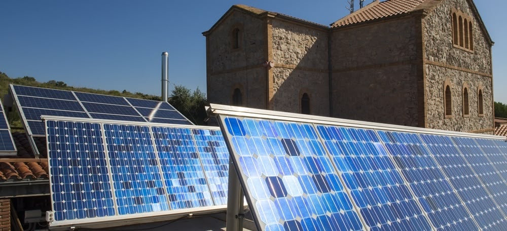 Plaques solars, edifici de La Pleta, Parc del Garraf, Barcelona.