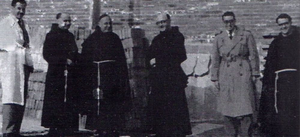 Els frares franciscans de Sabadell i dos empleats de l'empresa constructora.