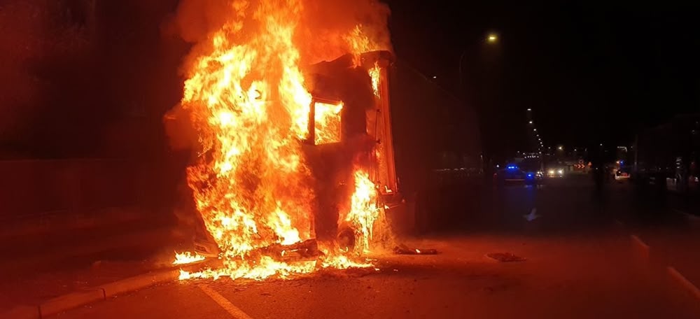 L'incendi d'aquest divendres a la matinada al carrer de Ca n'Alzina. Autor: cedida.