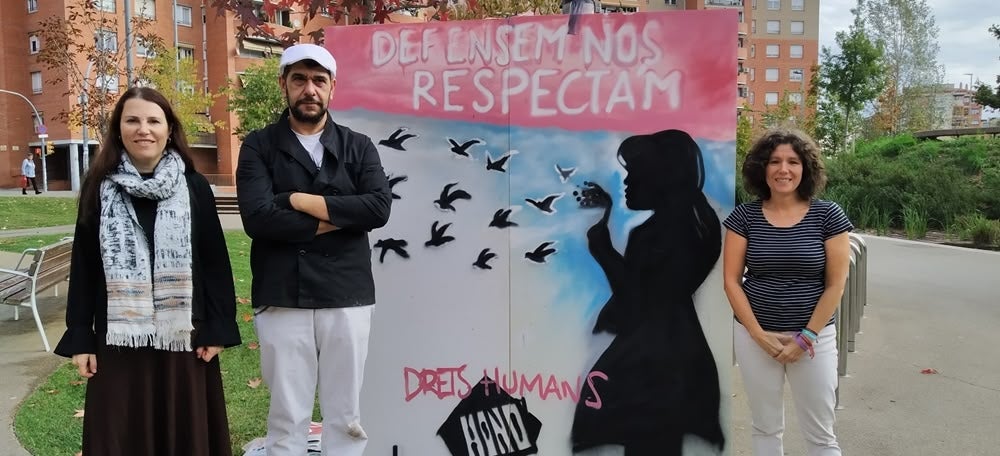 La síndica municipal de Greuges, Eva Abellán, l'artista i la tinenta de Participació, Benestar Animal i Feminismes, Marta Morell. Autor: cedida.
