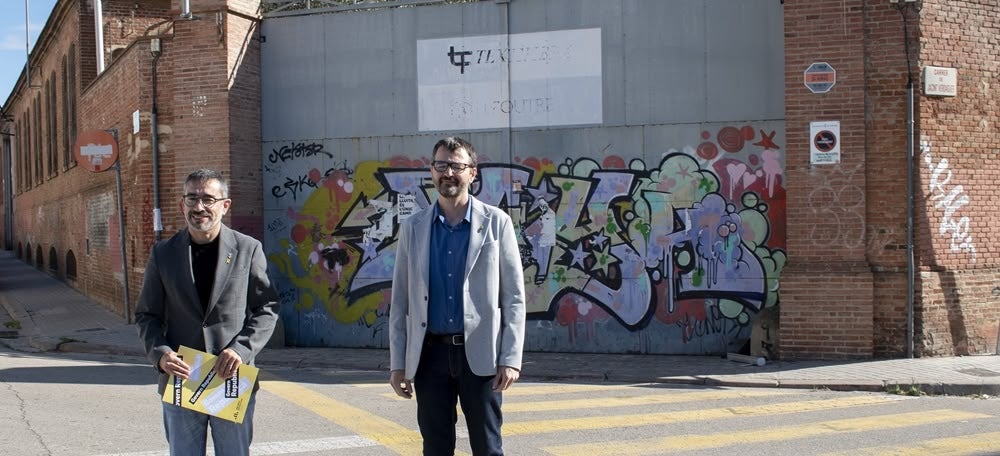 Foto portada: L'alcaldable Gabriel Fernández i el regidor d'ERC Santi Valls davant l'antiga fàbrica Sallarès i Deu. Autor: Izan Vizuete.