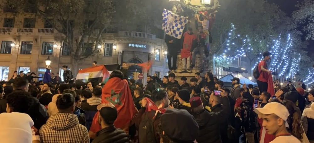 Foto portada: aficionats marroquins celebrant la victòria a Barcelona. Autora: Sílvia Barroso / Tot Barcelona.