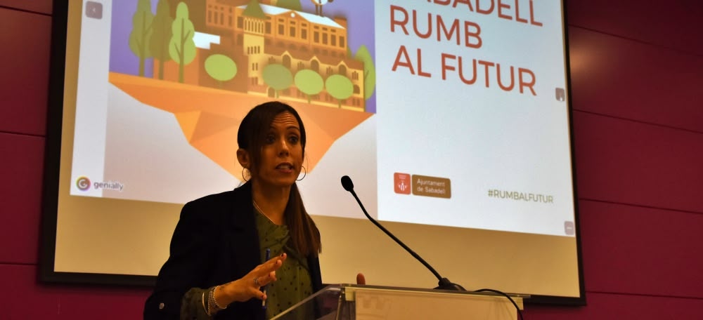 Foto portada: Marta Farrés, al balanç amb la premsa. Autor: J.d.A. 