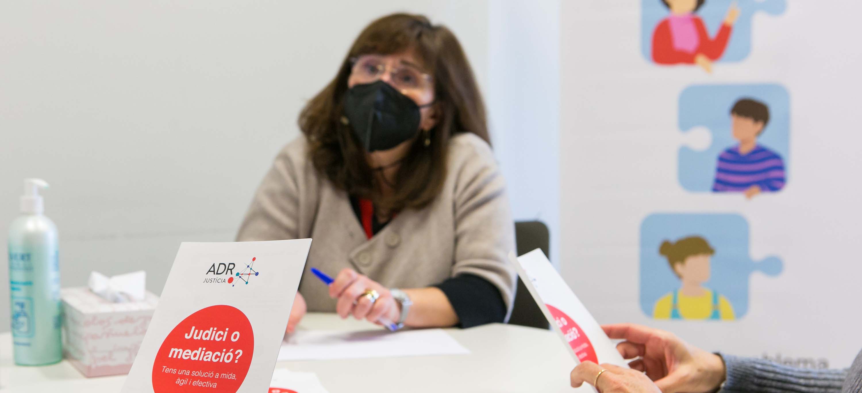 Foto portada: La mediació és una eina eficaç per gestionar conflictes i evitar acabar als tribunals. Autor: Departament de Justícia.