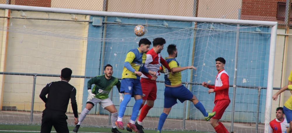 El Can Rull ha guanyat el derbi amb aquest cop de cap de Mallen. Autor: J.Sánchez