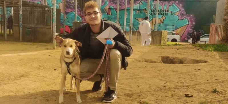 Foto portada: Amatller i el seu gos, a la plaça de Mossèn Geis, al Centre. Autor: cedida. 