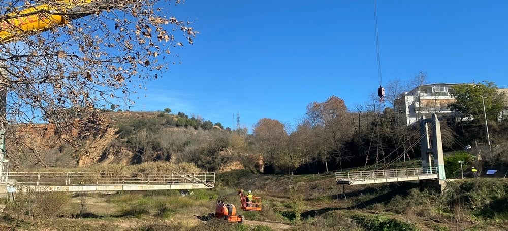 Obres a les passeres metàl·liques del RipolL. Autora: J. Ramon