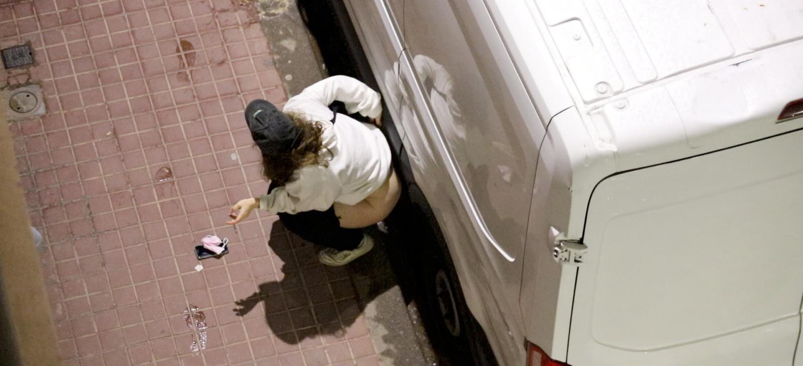 Foto portada: Un individu defecant. Autor: cedida