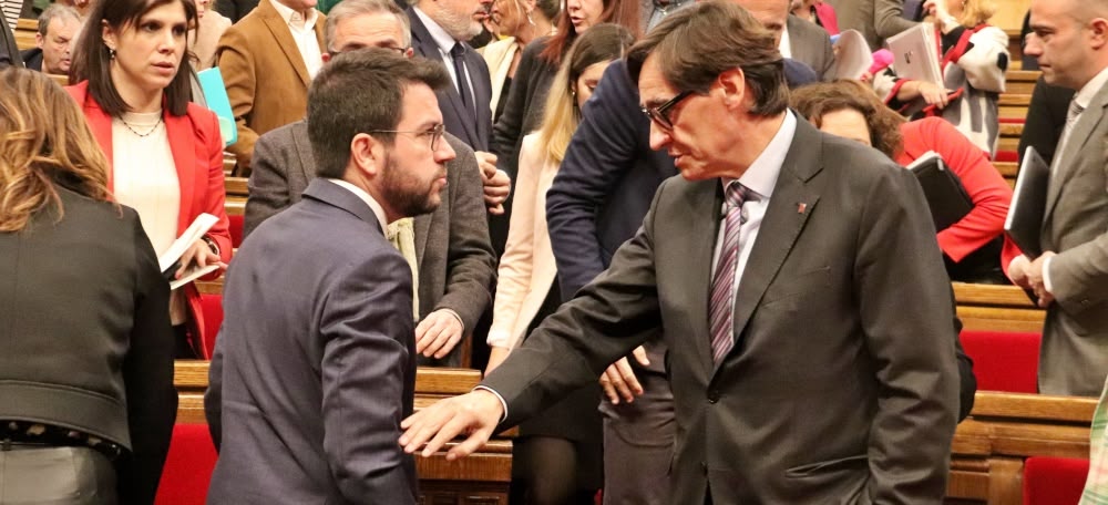 Foto portada: el president de la Generalitat, Pere Aragonès, i el cap de l'oposició, Salvador Illa (PSC), al Parlament.