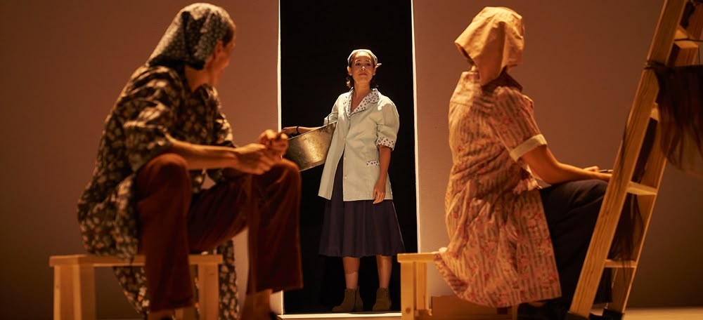 Foto portada: un moment de l'obra 'La Trena', en una imatge de Perla 29.