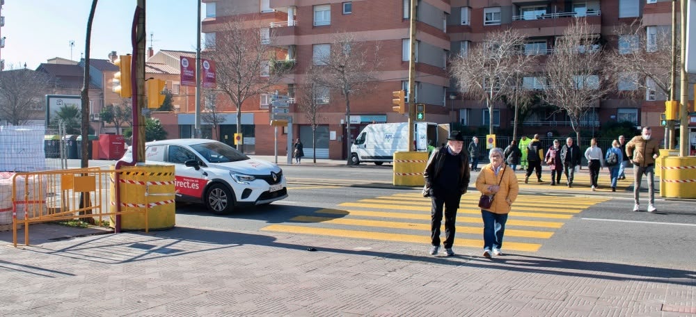 Foto portada: el pas provisional en superfície de la Gran Via al Parc Taulí, fa uns dies. Autor: Izan Vizuete.