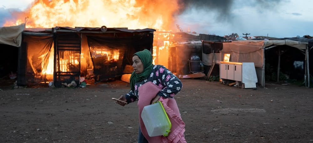 Foto portada: incendio en el campamento de Walili. Autor: Santi Donaire, @esedonaire, via Twitter. 