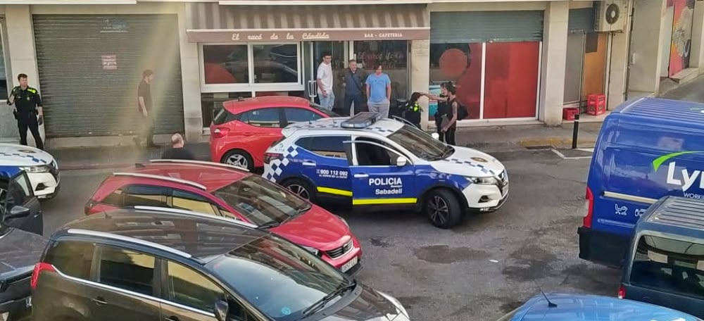 Foto portada: dispositiu policial a la zona on s'ha produït el tiroteig. Autora: M.R / cedida. 