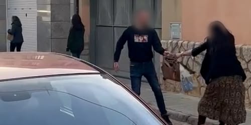 Foto portada: un moment de l'intent de robatori de la bossa a la dona. Foto cedida pels Mossos. 