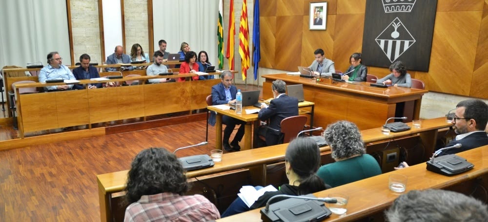 Foto portada: un moment del ple extraordinari del mes de març. Autor: J.d.A. 