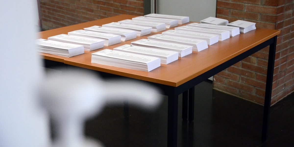 Foto portada: paperetes per votar a les autonòmiques de 2021. Autor: David B. 