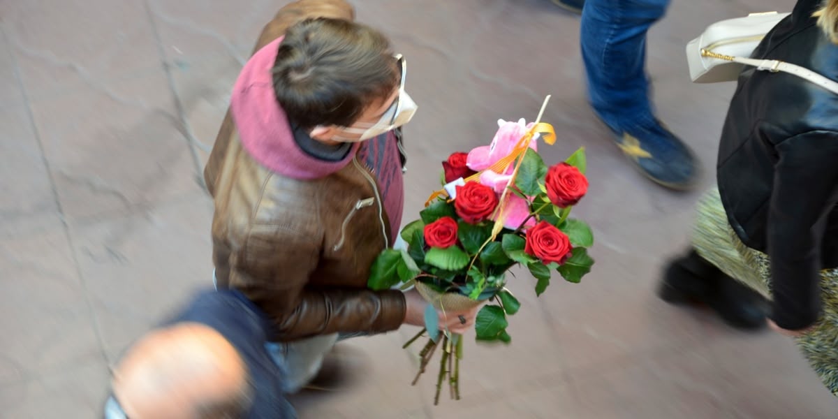 Foto portada: un home amb una rosa el dia de Sant Jordi, l'any 2021. Autor: David B. 
