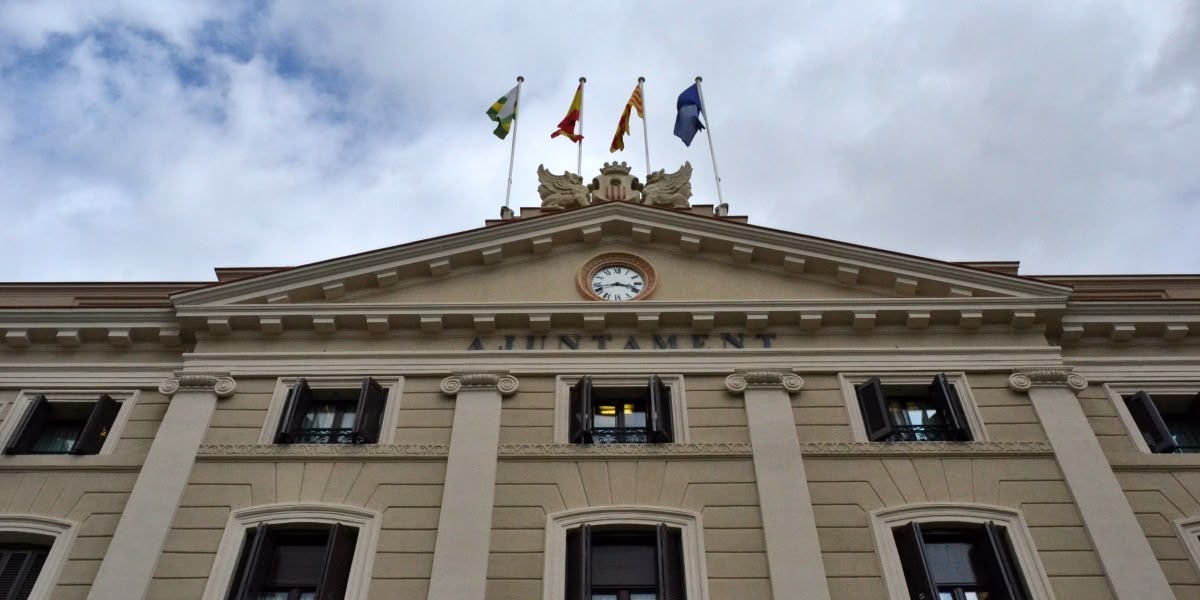 La façana de l'Ajuntament, durant el record al bombardeig. Autor: Jordi Muñoz