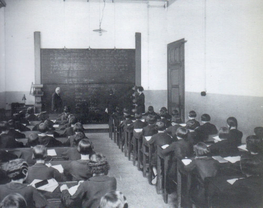 Aula de formació per sargidores a l'Escola Industrial (dècada 1920). Francesc Casañas/AHS.