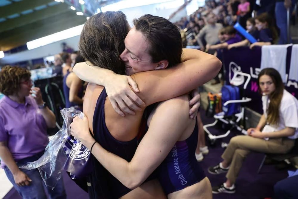 Eufòria entre les jugadores del Sabadell. Autor: @lenaquatics via Twitter.