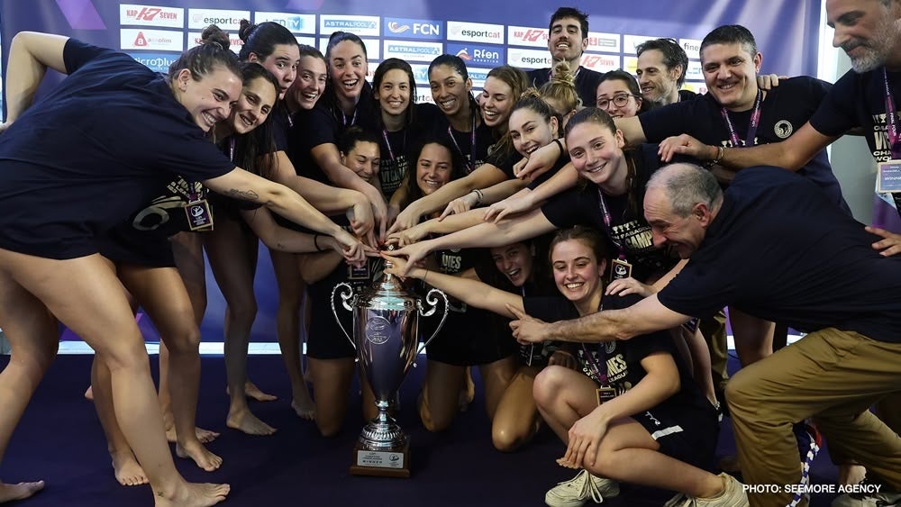 Eufòria entre les jugadores del Sabadell. Autor: @lenaquatics via Twitter.