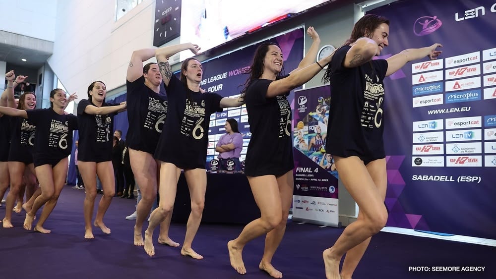 Eufòria entre les jugadores del Sabadell. Autor: @lenaquatics via Twitter.