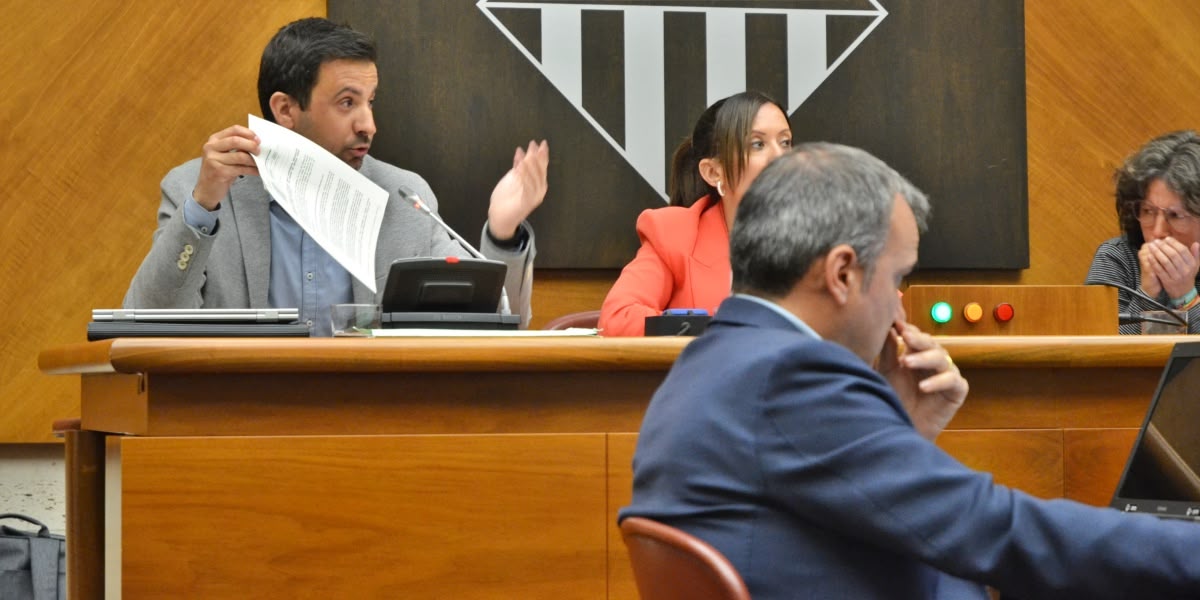 El portaveu del PSC, Pol Gibert, aquest matí, amb el secretari municipal en primer terme. Autor: J.d.A. 