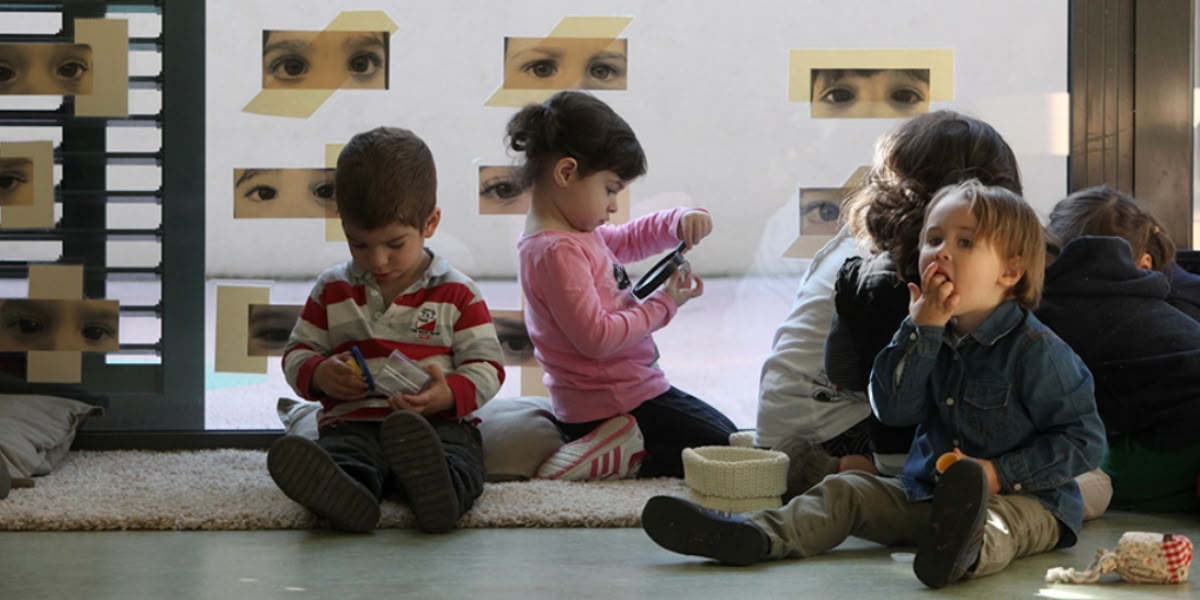 Escola bressol del vapor Buxeda Nou, nens jugant al pati i a les aules. Foto: Ajuntament / cedida.
