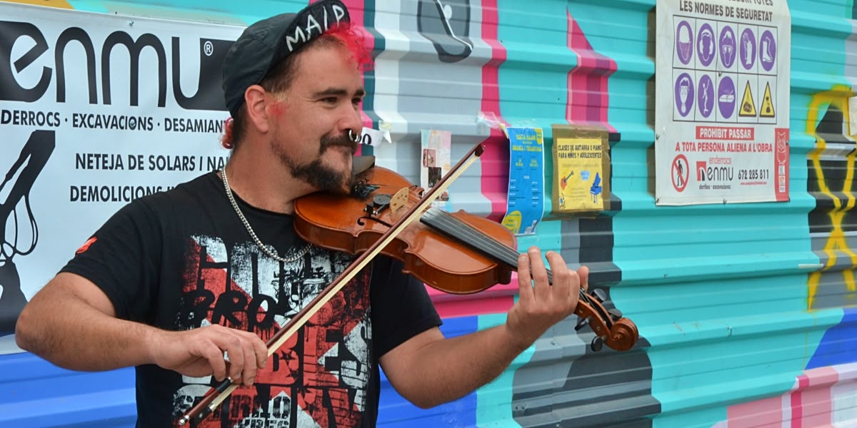 Foto portada: l'artista 'Valiente' tocant el seu violí. Autor: Sara C.M.