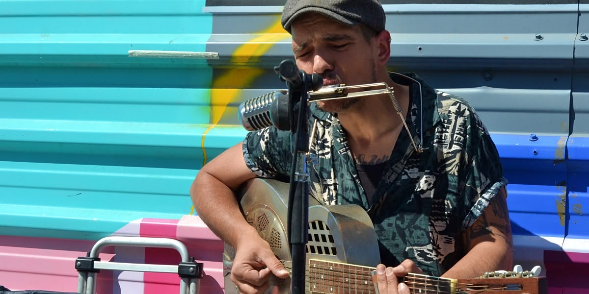 Foto portada: el músic Dani Roto tocant a la rambla principal. Autor: Sara C.M.