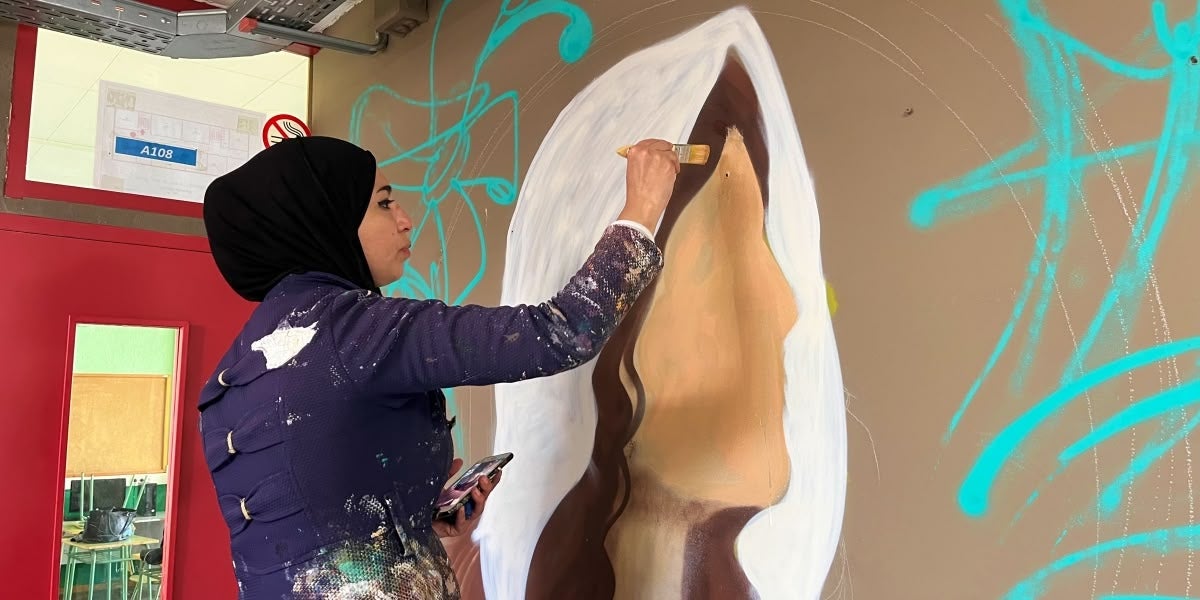 L'activista Laila Ajjawi pintant un mural a l'Institut Escola Industrial. Autor: Sara Cordero.