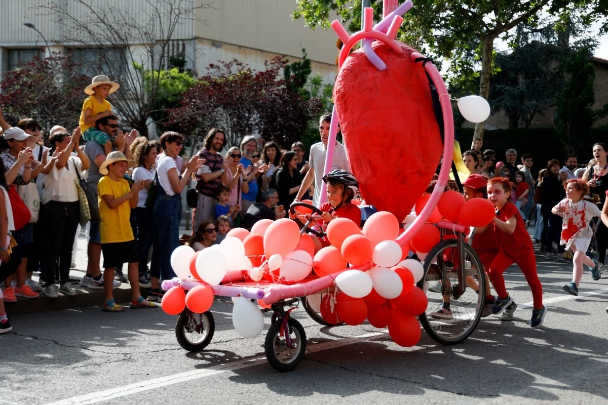 Foto portada: participants a la cursa de carretons. Autor: David Jiménez.