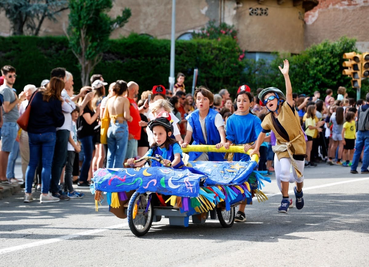 Foto portada: participants a la cursa de carretons. Autor: David Jiménez.