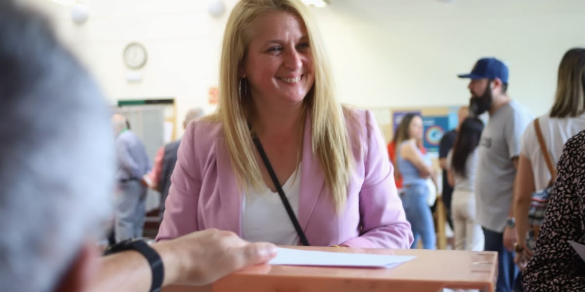 Foto portada: la candidata de Vox, Nuria Acabio, al casal cívic de la Rourera. Autora: Alba Garcia. 