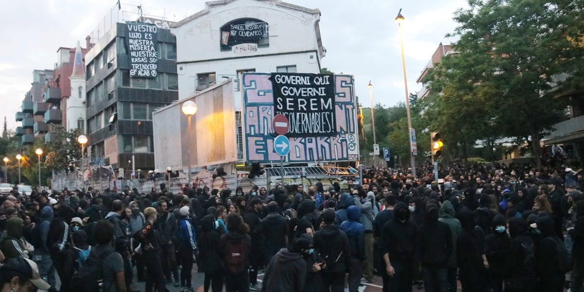Foto portada: manifestants en suport als edificis El Kubo i la Ruina, al barri de la Bonanova de Barcelona. Autor: ACN.