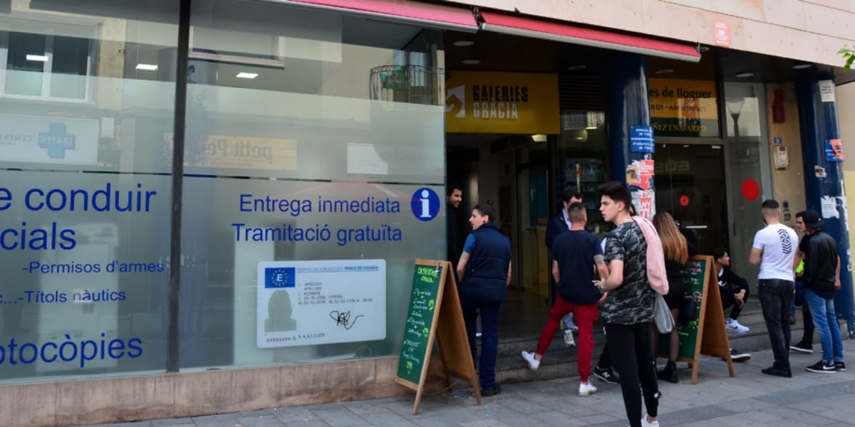 Entrada a la Prefectura de Trànsit, al carrer de l'Escola Industrial. Autor: David B.