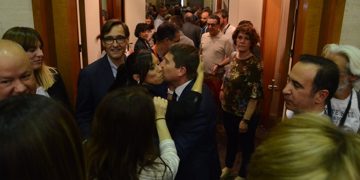 Final de la sessió de 2019, amb l'exportaveu Ayuso felicitant Farrés. A l'esquerra, Salvador Illa. Autor: David B.
