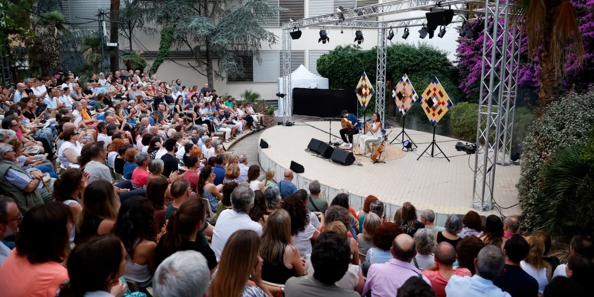 L'amfiteatre dels Jardinets, ple, en el concert de Judit Nedderman. Autor: David Jiménez. Fresc 2025.