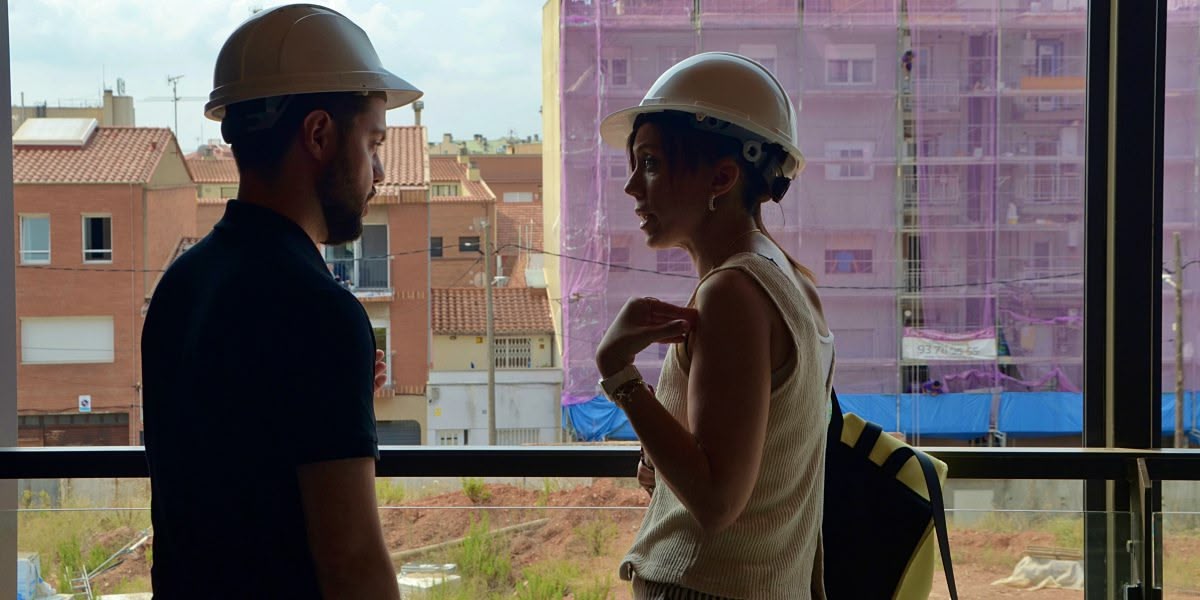 L'alcaldessa, Marta Farrés; i el tinent d'alcaldessa, Eloi Cortés, durant la visita als pisos de Francesc Layret. Autora: Sara CM.