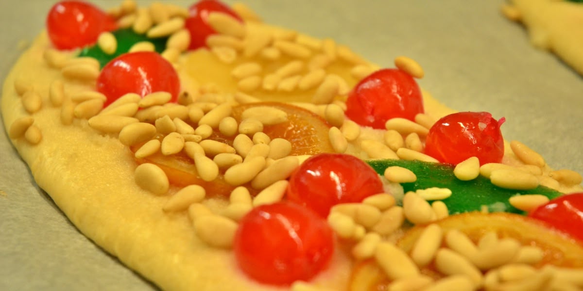 Foto portada: una coca de Sant Joan, abans de fornejar. Autor: J.d.A.