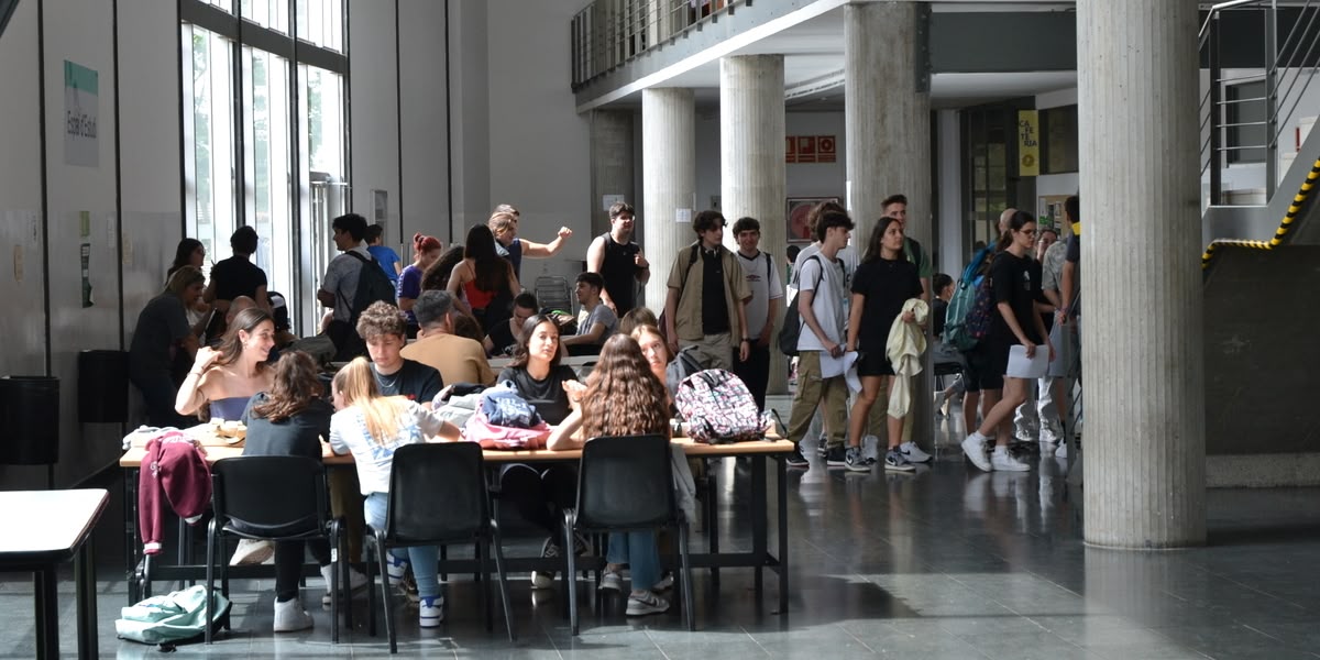 Moments previs a l'examen de llengua estrangera de les PAU, als passadissos de la UAB Sabadell. Autor: Jordi M.