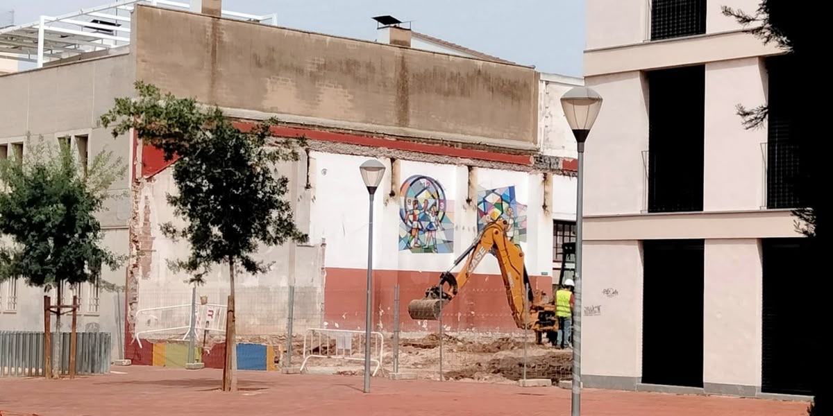 Els murals de Jordi Roca, a la vista, a la plaça de Vila Arrufat, al Centre. Autor: J.A.