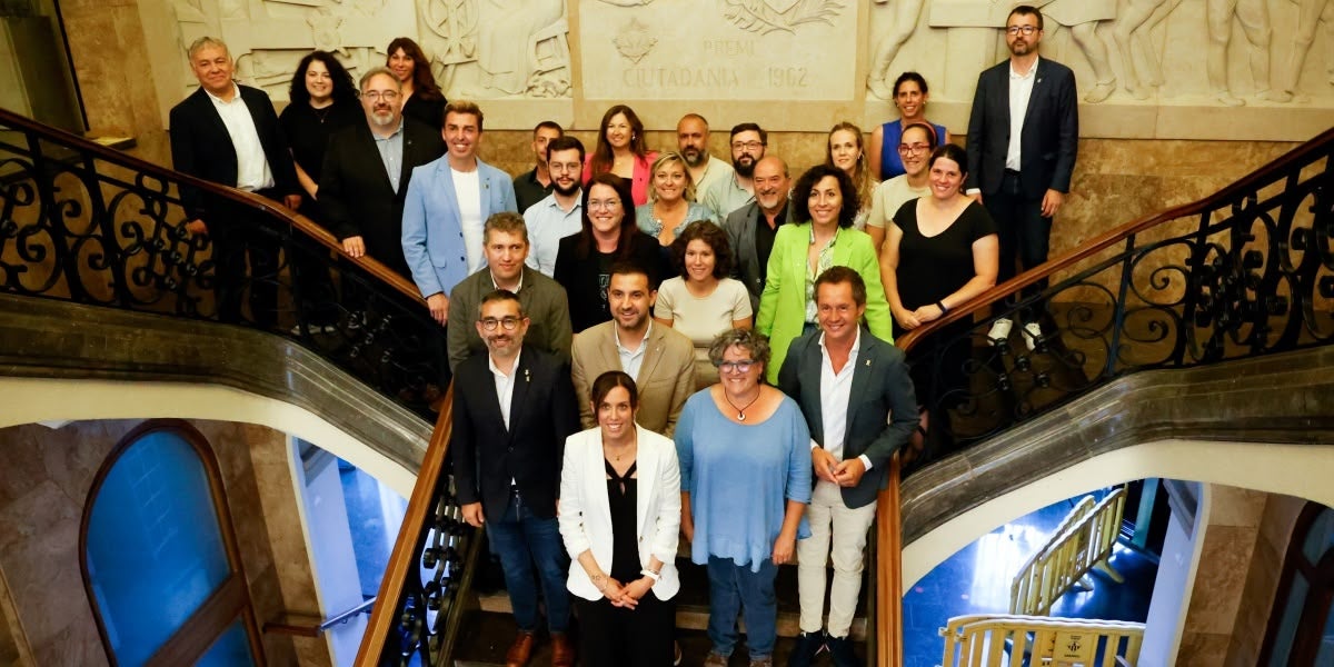 Els 27 regidors que han acabat el mandat 2019-2023, a les escales de l'Ajuntament. Autor: David Jiménez.