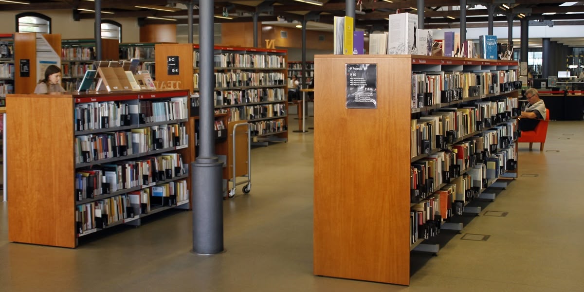Interior de la biblioteca Vapor Badia, fa un temps. Autora: Lucía Marín.