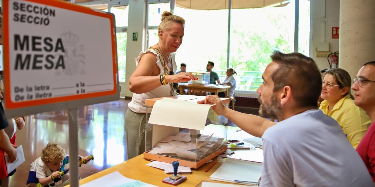 Foto portada: una ciutadana votant a les municipals al casal cívic de la Roureda. Autor: Alba Garcia.