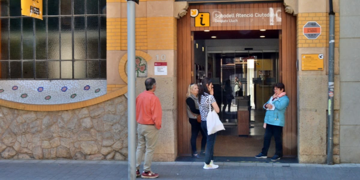 Foto portada: exterior del carrer de la Indústria, on hi ha Atenció Ciutadana, al maig. Autor: J.d.A.